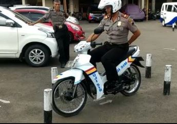 Ujian SIM Susah? Tenang, Lihat Aksi Pak Polisi Ini Melewati Kelokan Dengan Satu Tangan