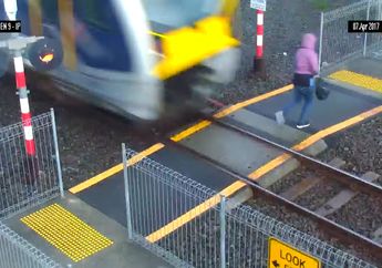 VIDEO - Duh Bikin Merinding! Orang Ini Nyaris Kesamber Kereta Listrik Gara-Gara Teknologi Baru