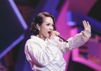 Yuk Lihat Penampilan Unik Andien dengan Model Poni Rambut 'Wet Look'
