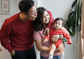 Kasual Stylish, Serunya Busana Imlek ala Keluarga Kecil Junior Liem dan Putri Titian