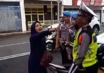The Power of Emak-Emak, Tak Terima Ditilang, Wanita di Kudus Malah Menggigit Polisi yang Bertugas