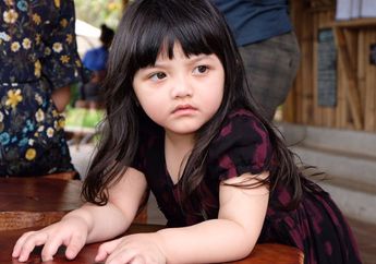 Gaya Lucu Arsy dengan Busana Hijab Kekinian, Gemes Banget!