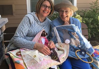 Hormati Ibunya, Wanita Asal Colorado Ini Buat Selimut Unik untuk Para Penderita Alzheimer