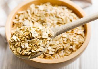 Manjakan Kulit Keringmu dengan DIY Scrub Oatmeal Ini yuk!