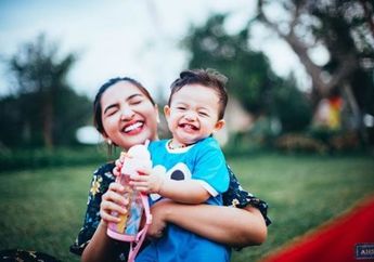 Tingkah Anak Ashanty, Arsya Hermansyah ketika Lihat Dirinya di Cermin Bikin Gemas Netizen!