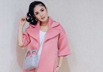 Nindy Ayunda Pakai Sepatu Sandal Seharga Rp 10 Juta, Begini Penampilan Nyentriknya