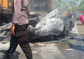 Nahas! Hendak ke Kawinan, Mobil Dosen Ini Hancur Dihantam Kereta di Grobogan Sampai Terseret 1 Km Jauhnya