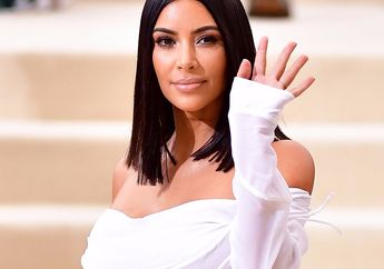 Wow, Kim Kardashian Pernah Menggunakan Baju Tembus Pandang Tanpa Bra!