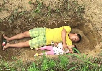 Bikin Merinding, Putri Kecilnya Tak Kunjung Sembuh, Pria Ini Gali Kuburan Lalu Tidurkan Sang Anak di Makam hingga Lakukan Hal Ini