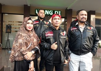 Perhatikan Jaket yang Dipakai Aris Saat Datang ke Polres Jakarta Selatan