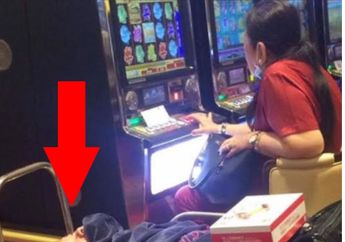 Astaga, Hancur Hati Netizen Lihat Ibu yang Main Judi DingDong ini, Lihat Foto di Sebelahnya