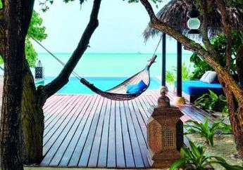Mau Coba? Tidur Bergelantungan Sambil Lihat Sunset pulau Moyo Indonesia