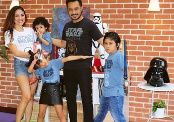 Apa Jadinya Kalau Giring ‘Nidji’ Pakai Kostum Ala Darth Vader ke Bioskop?