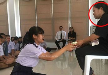 Awalnya Dikira Guru, Semua Terkejut Saat Tahu Identitas Wanita yang Sangat Dihormati Siswa ini, Kisahnya Bikin Air Mata Menetes