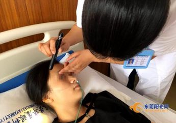 Wanita Ini Terlalu Lama Bermain Smartphone, Akhirnya Matanya Mengalami Penyakit Ini