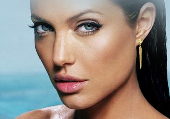 Trik Tampil Stylish Ala Angelina Jolie, Contek Yuk!