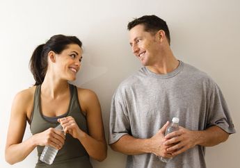 Bukan Kata-kata, Ini 5 Cara Romantis Suami Bilang I Love You
