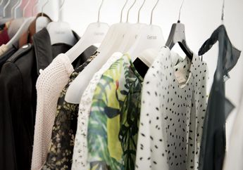 Jangan Langsung Dikucek, Ini Tips Ampuh Bersihkan Noda Teh di Baju Kesayanganmu