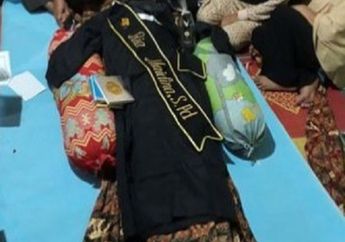 Tak Sempat Wisuda, Jenazah Seorang Mahasiswi Dipakaikan Toga Saat Disemayamkan