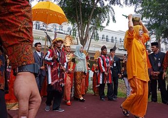 Kahiyang Ayu dan Bobby Nasution Berjalan ke Tepian Raya dan Buang 7 Batu, Ini Dia Artinya!