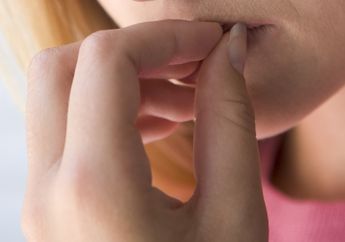 Ternyata 7 Kebiasaan Ini Nggak Baik Buat Kecantikan Kuku, Nomor 3 Sering Dilakukan saat Manicure, loh!