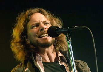 Eddie Vedder Pearl Jam Jadi Backing Vokal