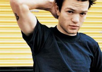 Deryck "Sum 41" Whibley : Diserang Orang Nggak Dikenal