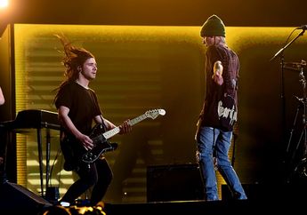 Wow, Jack Ü dan Justin Bieber tampil dalam format band di Grammy 2016!