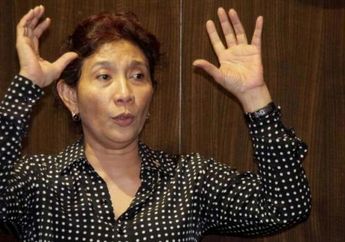 Hebat, Bu Susi Pudjiastuti Berhasil Tenggelamkan Kapal Jack Sparrow yang Masuk Indonesia