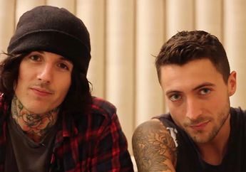 Salut! Oliver Sykes dan Jordan Fish Naik Gunung Kilimanjaro untuk Amal
