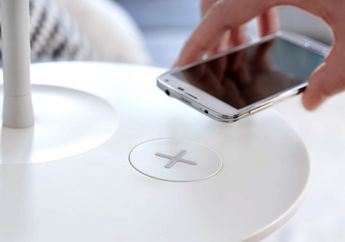 Meja Ini Bisa charge Smartphone Tanpa Kabel
