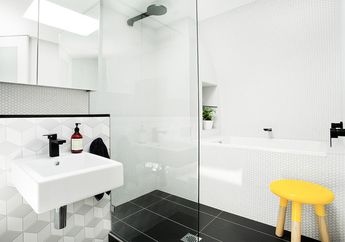 8 Inspirasi Kamar Mandi Warna Putih. Nomor 3 Unik Banget!