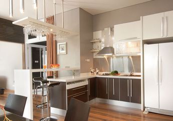 Pantry Elegan dengan Putih dan Parket