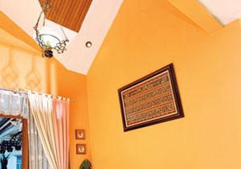 Dekorasi Susunan Kayu di Plafon Tinggi Ruang Tamu