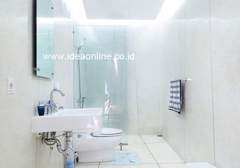 Kamar Mandi Putih Bersih Dengan Efek Dinding Kaca