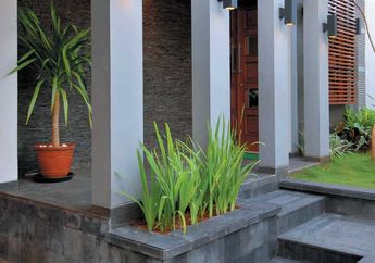 Padu Padan Batu Candi dan Kayu Bangkirai di Teras Depan