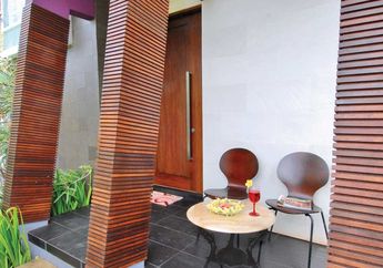 Teras Minimalis dengan Kolom Kayu