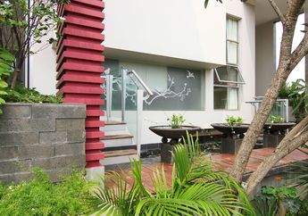 Unik dengan Kolam Ikan Koi dan Lahan Bertingkat