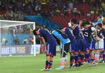 Salut! Meski Kalah, Suporter Jepang Tetap Punguti Sampah di Stadion