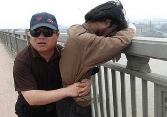Inilah Kisah Chen Si, Pria China yang dalam 13 Tahun Sudah Menyelamatkan 321 Orang yang Hendak Bunuh Diri