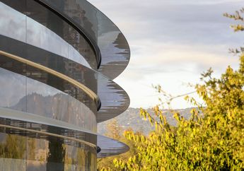 Beberapa Pegawai Kerap Menabrak Kaca di Apple Park