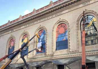 Jelang Apple Event, Gedung Howard Gilman Opera Mulai Didekorasi