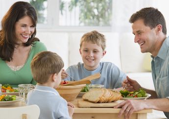 Tanamkan Nilai-nilai Keluarga dengan Makan Bersama di Rumah