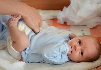 Penyebab Perubahan Warna Feses Bayi
