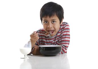 Ajari Anak Agar Fokus Saat Makan