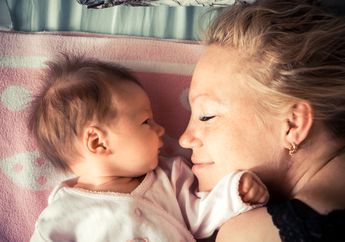 6 Tip Menghadapi Perubahan Perilaku Bayi Usia 4 Bulan