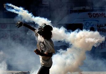 Dilarang Digunakan di Stadion, Gas Air Mata Bisa Sebabkan Kematian?