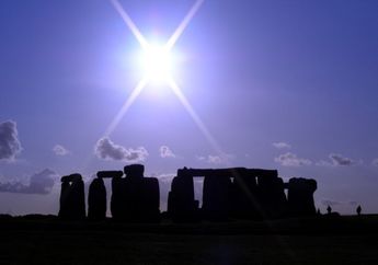 Hari Ini: Titik Balik Tertinggi Matahari di Stonehenge