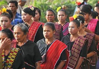 Kain Tenun Lombok Mewarnai Perjalanan Hidup Manusia