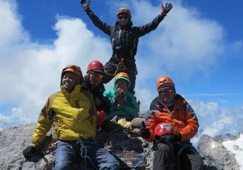 Pendaki Manula Pun Berhasil Menjajakkan Kaki di Puncak Cartensz